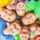 Ferienspaß in Perg: Kinder stehen im Kreis und lachen